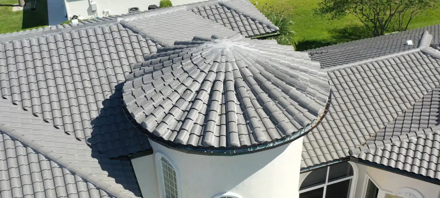 Distinctive Roofing logo